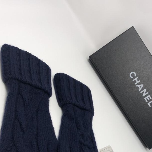 Chanel woolen  hand gloves - Picture 8 of 8